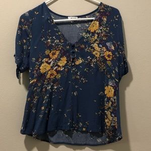 Short sleeve v-neck blouse with floral pattern